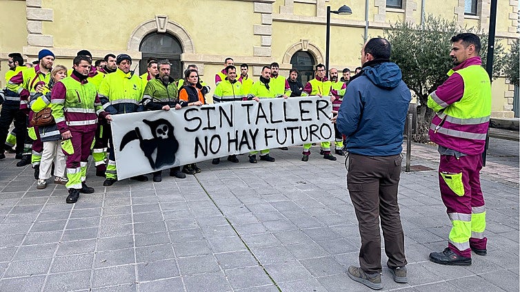 Multitud de trabajadores se han concentrado frente a la estación