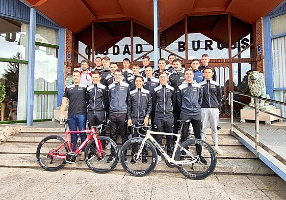 Ciclistas y directores presentes en esta concentración en elSpirit Hotel Ciudad de Burgos.