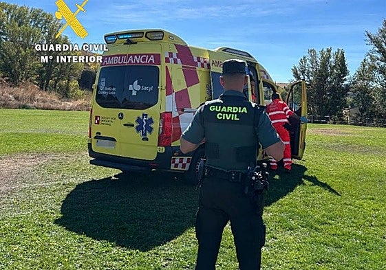 Agente de la Guardia Civil junto a una ambulancia