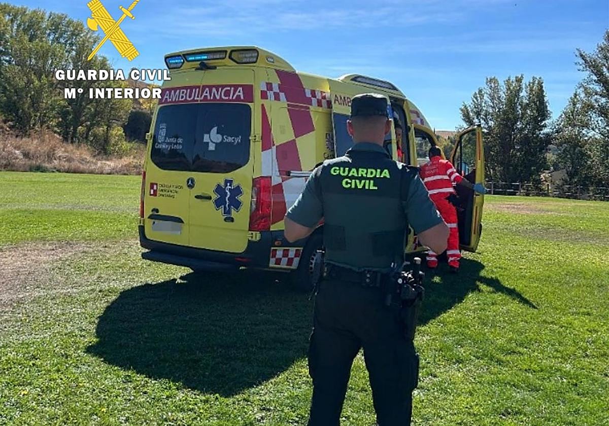 Agente de la Guardia Civil junto a una ambulancia