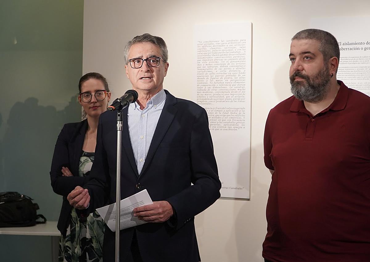 Imagen secundaria 1 - Asistentes a la exposición con las gafas de realidad virtual y presentación de la misma. 