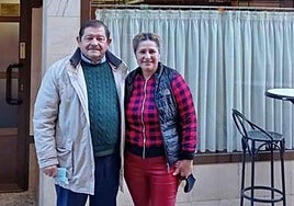 Zorayda Estrella junto a José María García, concejal de Repoblación, frente al bar que reabrió ella en Belorado.