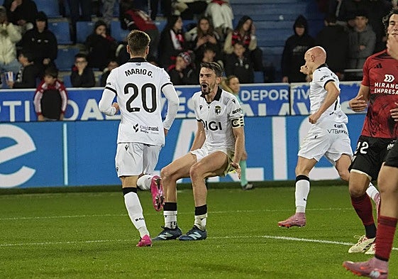 Jugadores del Burgos CF celebrando el segundo gol de Mario González
