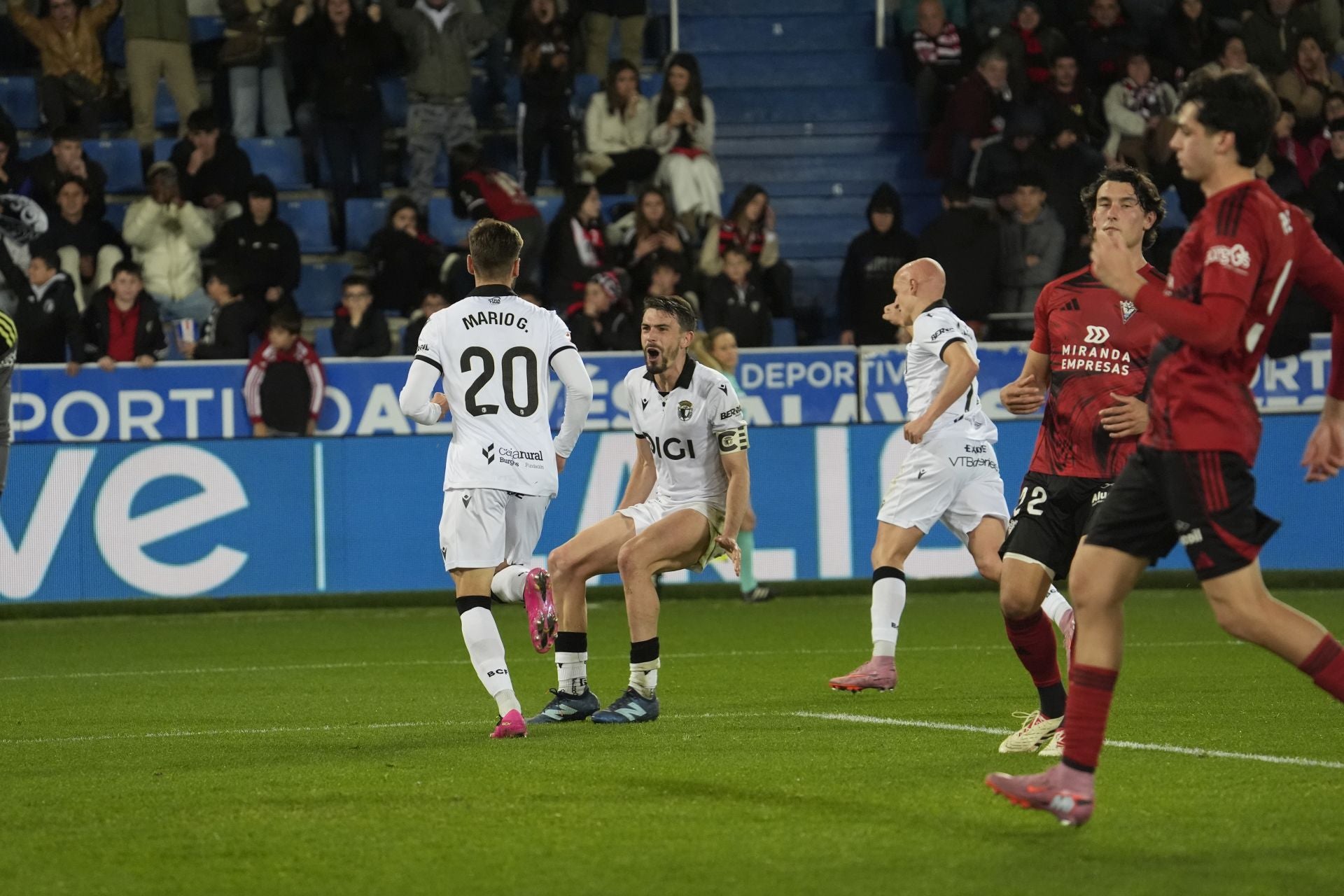 Jugadores del Burgos CF celebrando el segundo gol de Mario González