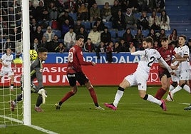 Momento en que Mario marca el 0-1 ante el CD Mirándés
