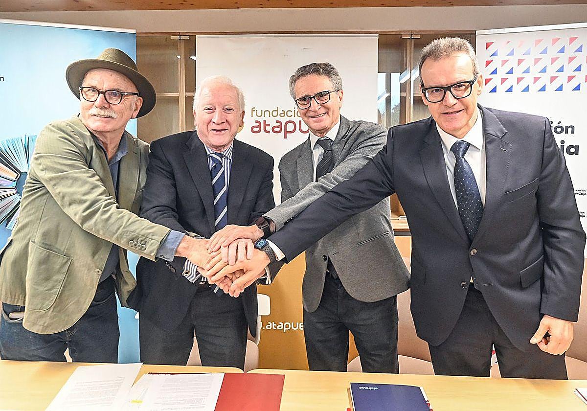 Representantes de las fundaciones Caja Círculo e Ibercaja y Fundación Atapuerca en la firma para la renovación del convenio 'Memoria de Atapuerca'.