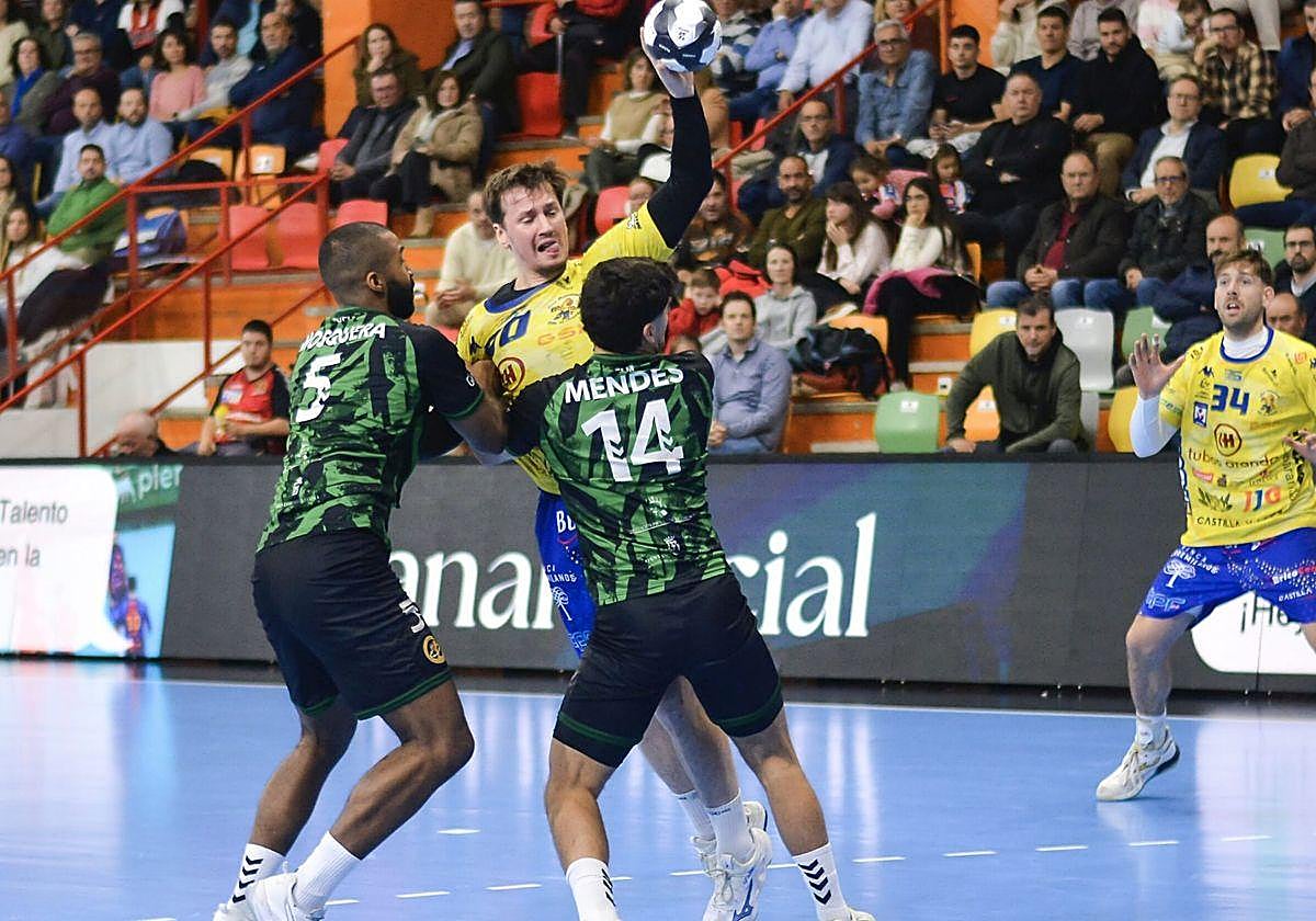 Imagen del encuentro entre REBI BM Cuenca y el Tubos Aranda.