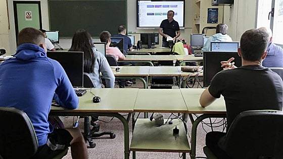 Protestas en tres institutos de Burgos por la falta de personal administrativo en Educación