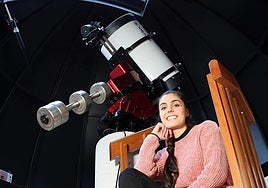 Beatriz Varona con el telescopio principal del Observatorio Astronómico de Cantabria.