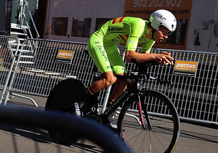 Adrián pudo lucir su maillot de campeón nacional en la Vuelta a Zamora.