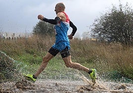 Atleta participando en el Cross Internacional de Atapuerca 2024.