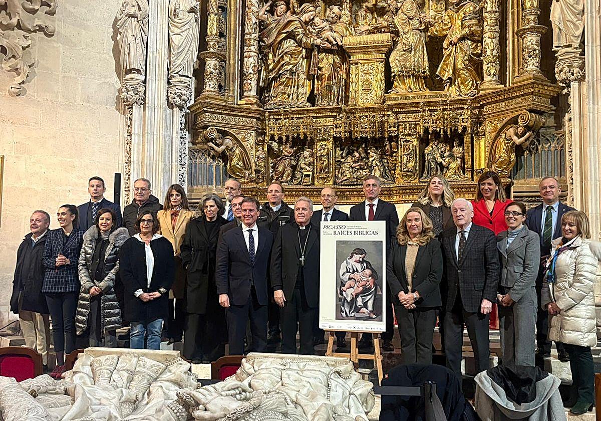 Foto de familia en la presentación del cartel para difundir la muestra 'Picasso. Raíces bíblicas'.