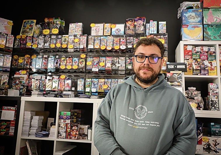 Kike, propietario del local burgalés, 'Cartas y cromos'