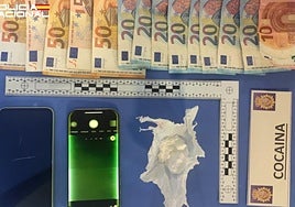 Cocaína, dinero y móviles aprehendidos durante el registro.