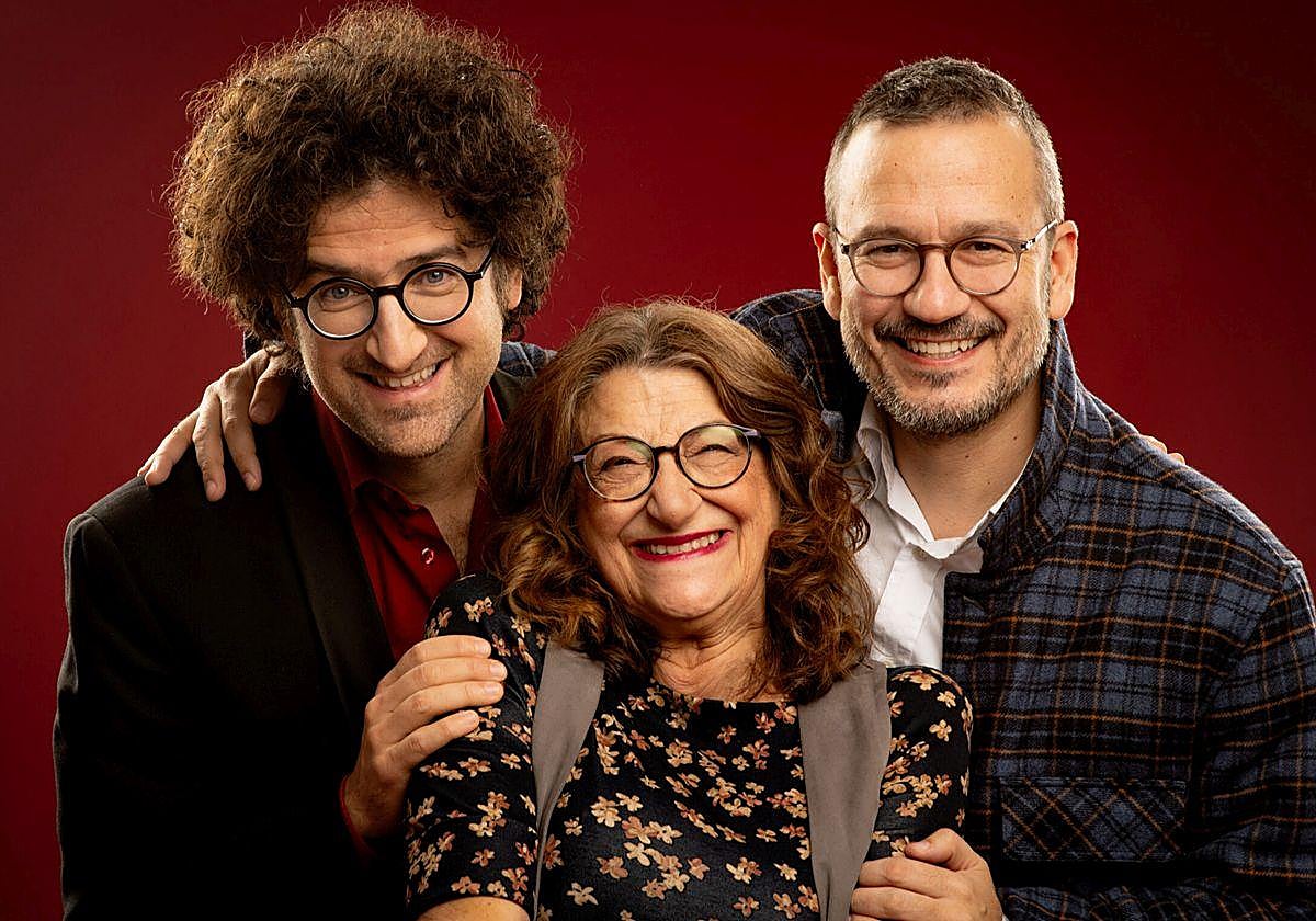 Mamen García con Alberto Sanz (izda.) y el director David Serrano (dcha.).