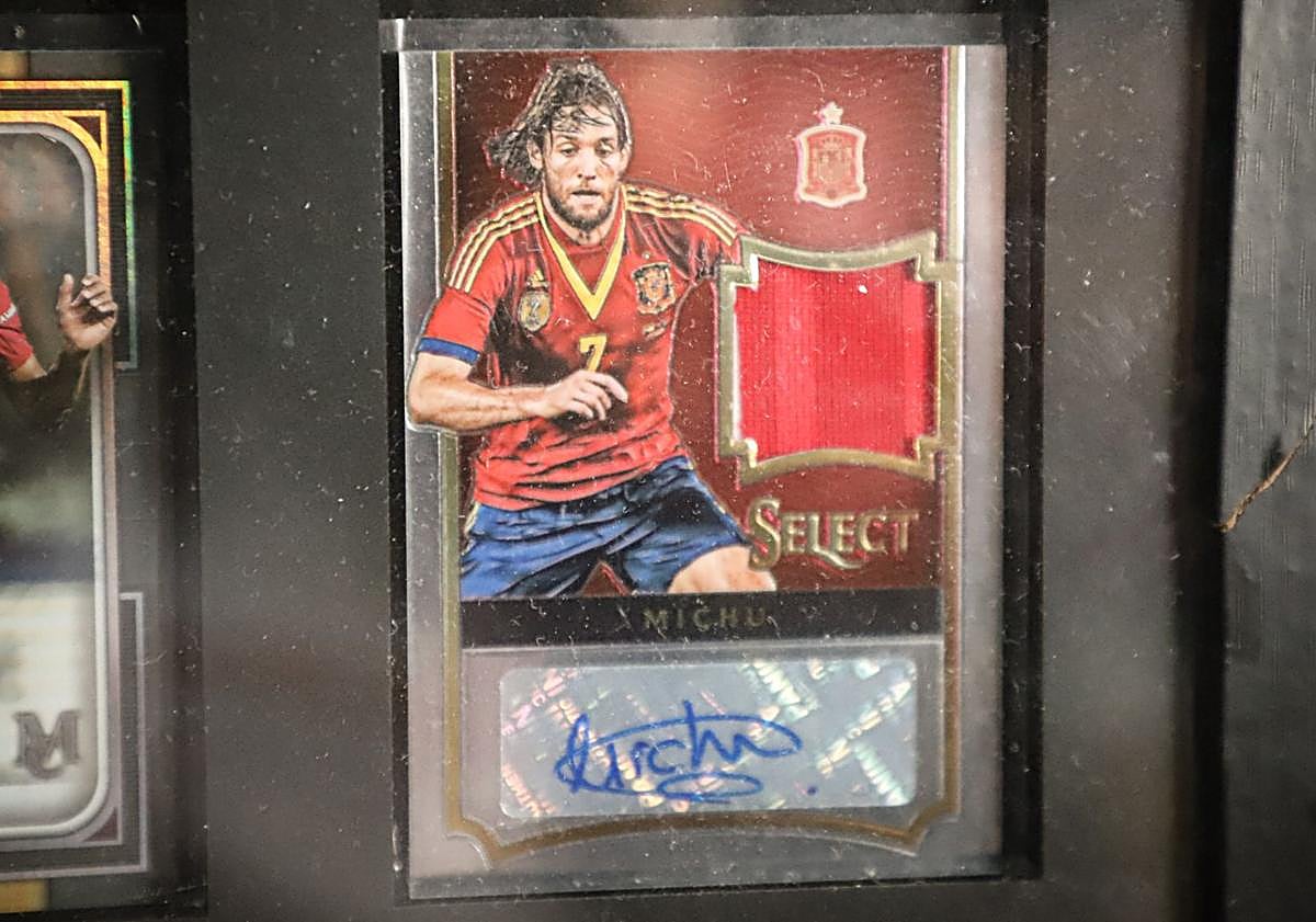 Imagen principal - Diferentes cromos y cartas disponibles en el local burgalés