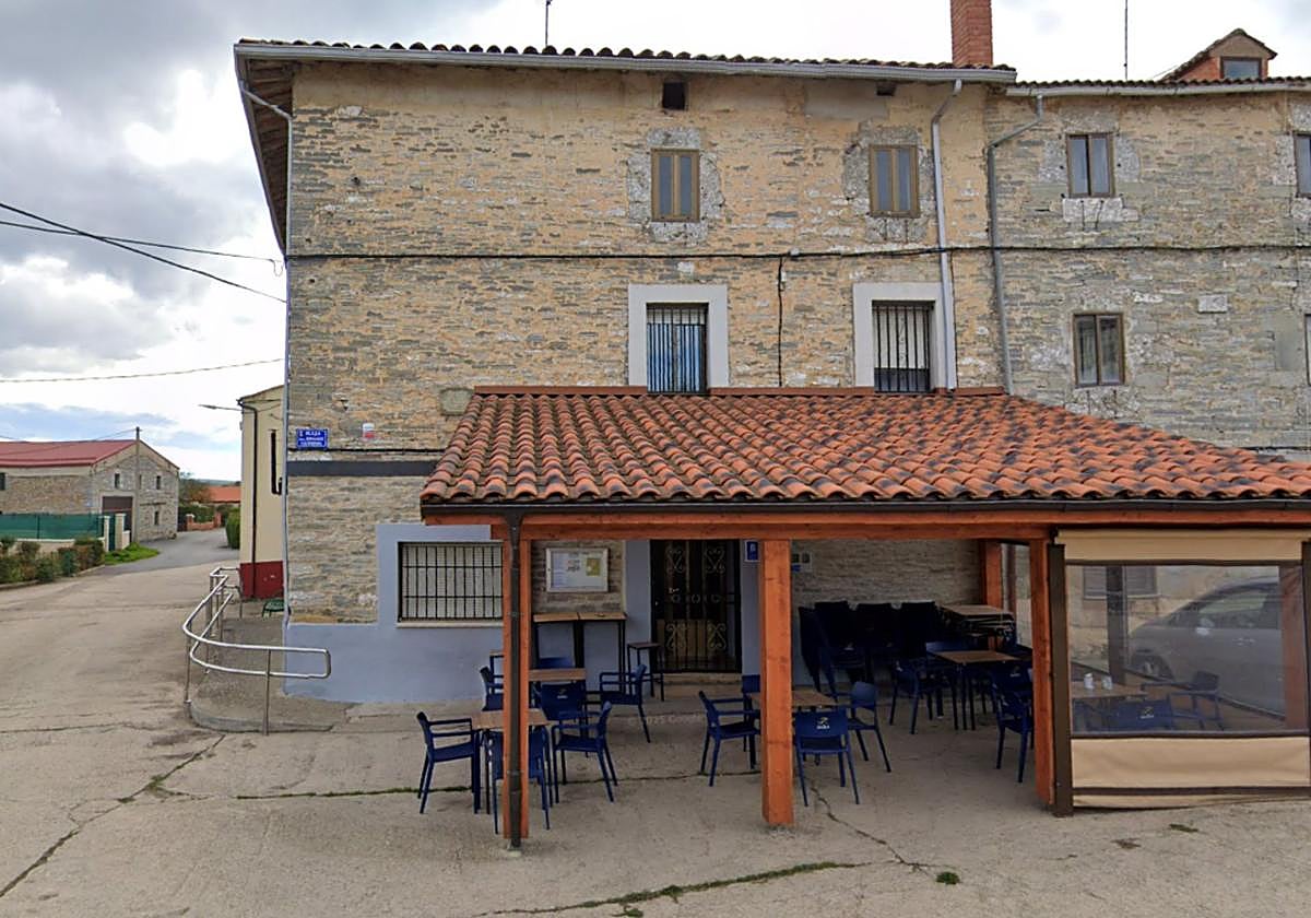 Vista del bar y la casa anexa de Santa María Ribarredonda, en Burgos.