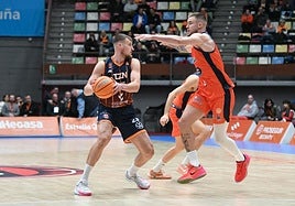 Jugadores del Grupo Ureta Tizona y del Leyma Coruña durante el encuentro del miércoles