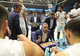 Bruno Savignani da una charla a sus jugadores durante un tiempo muerto