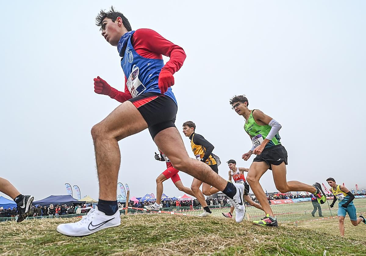 Corredores durante el Cross de Atapuerca.