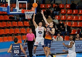 Lance del encuentro entre Grupo Ureta Tizona y Club Ourense Baloncesto
