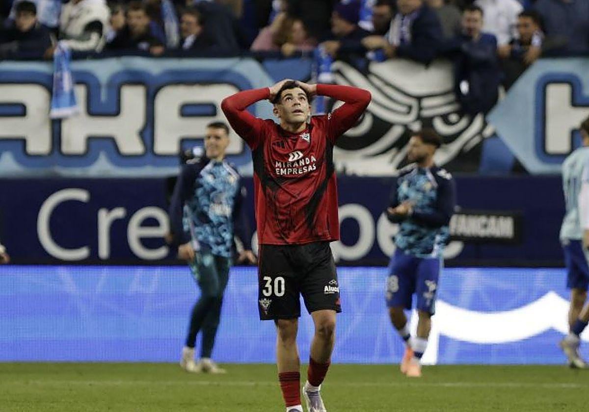 El Mirandés se lamenta por la derrota en Málaga.