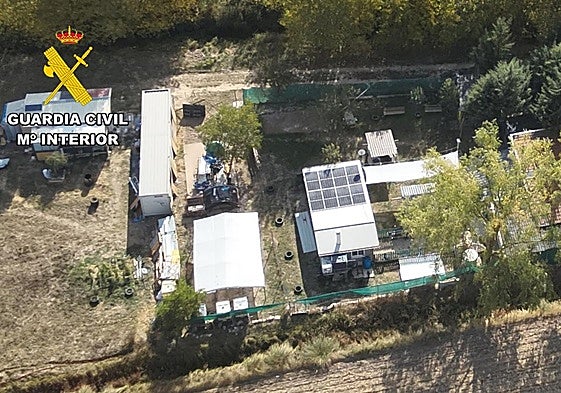 Vista aérea de las edificaciones en la parcela.