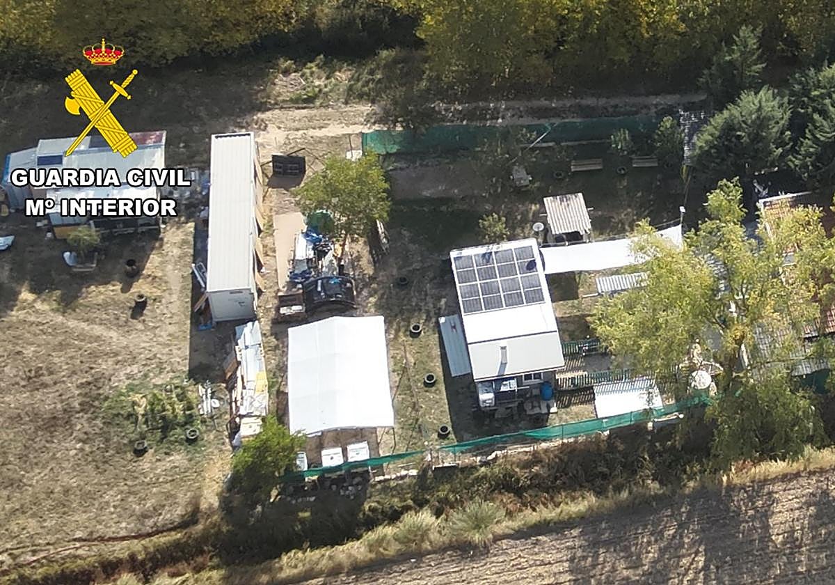 Vista aérea de las edificaciones en la parcela.