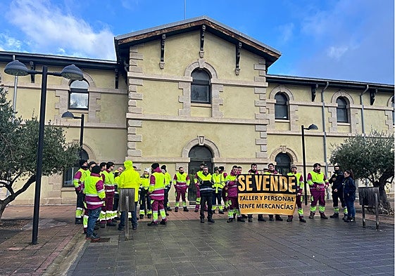 Los trabajadores llevan semanas concentrándose a las puertas de la estación