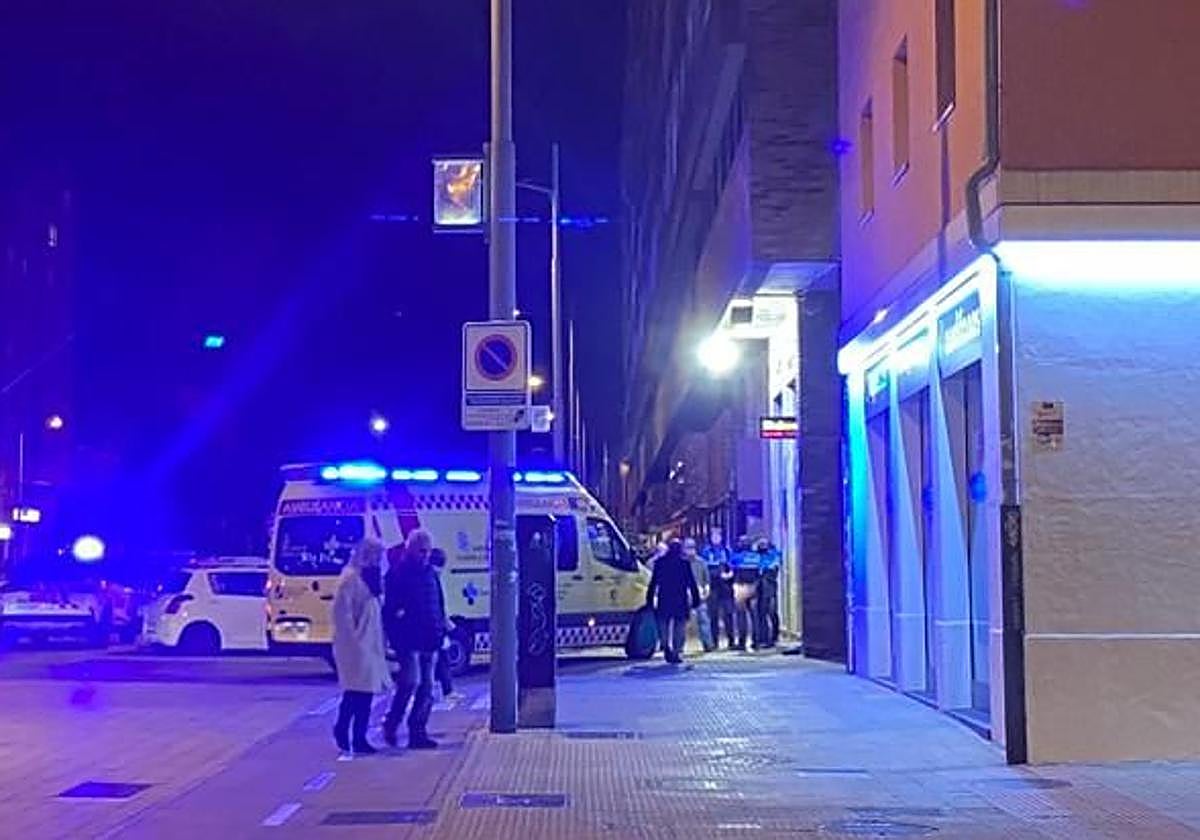 Policía Local y servicios sanitarios en el lugar del suceso en la avenida de la Paz.