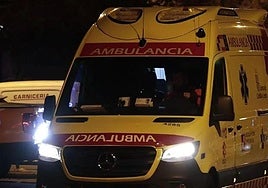 Imagen de archivo de una ambulancia durante un servicio.