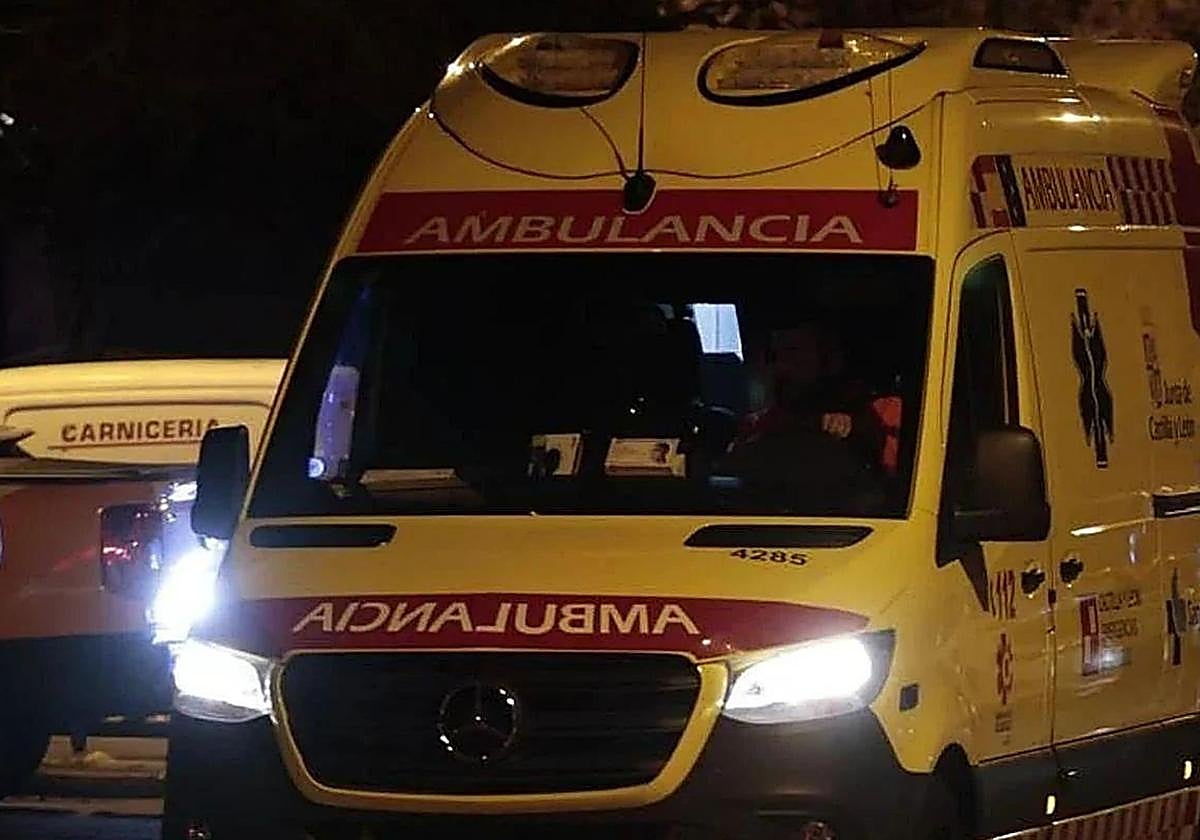 Imagen de archivo de una ambulancia durante un servicio.