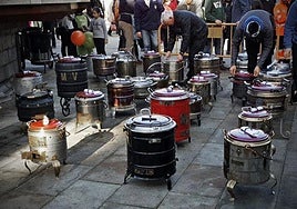 Decenas de pucheras en la plaza de Villarcayo durante el concurso.