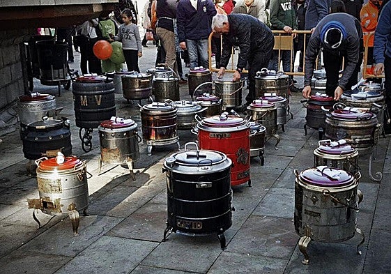 Decenas de pucheras en la plaza de Villarcayo durante el concurso.