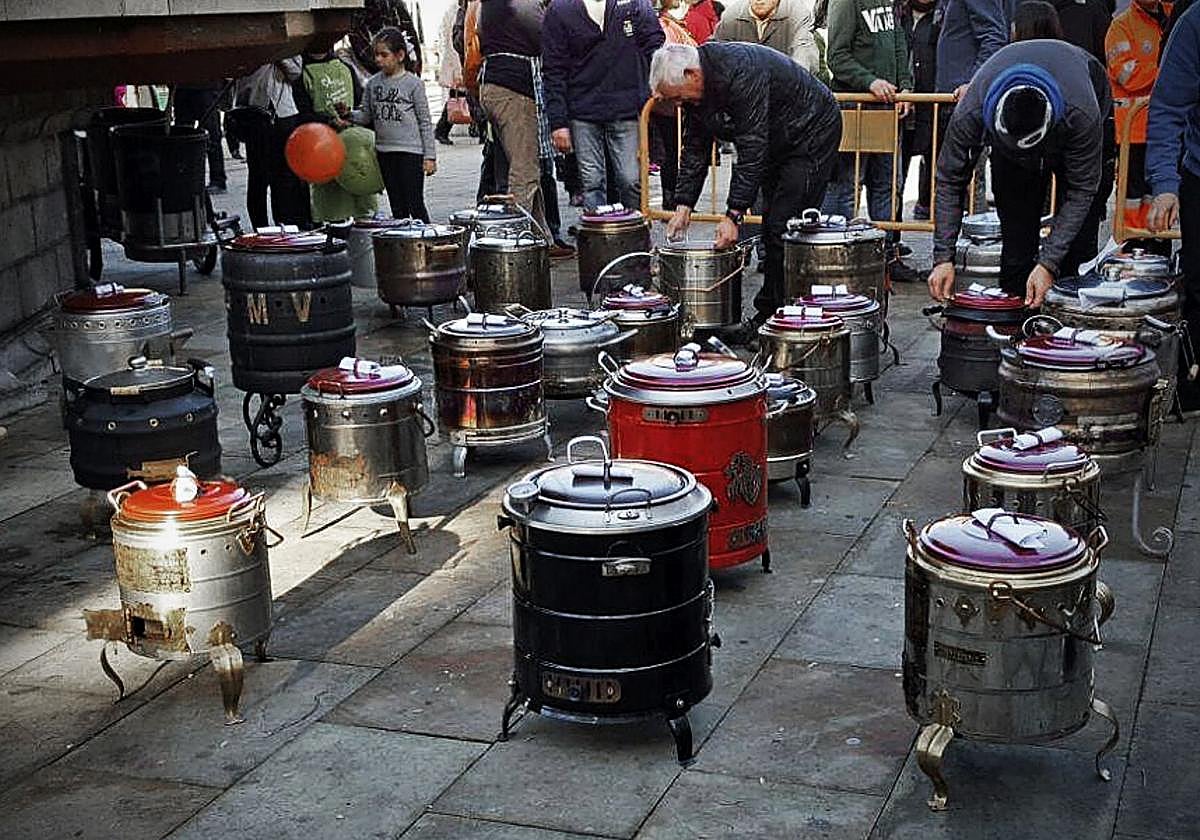 Decenas de pucheras en la plaza de Villarcayo durante el concurso.