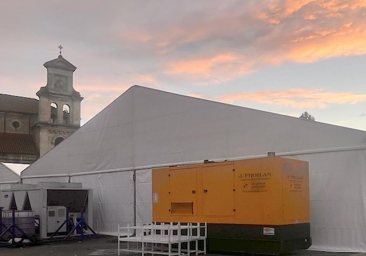 Carpa que cubre la pista de patinaje en la plaza de Santa Teresa.