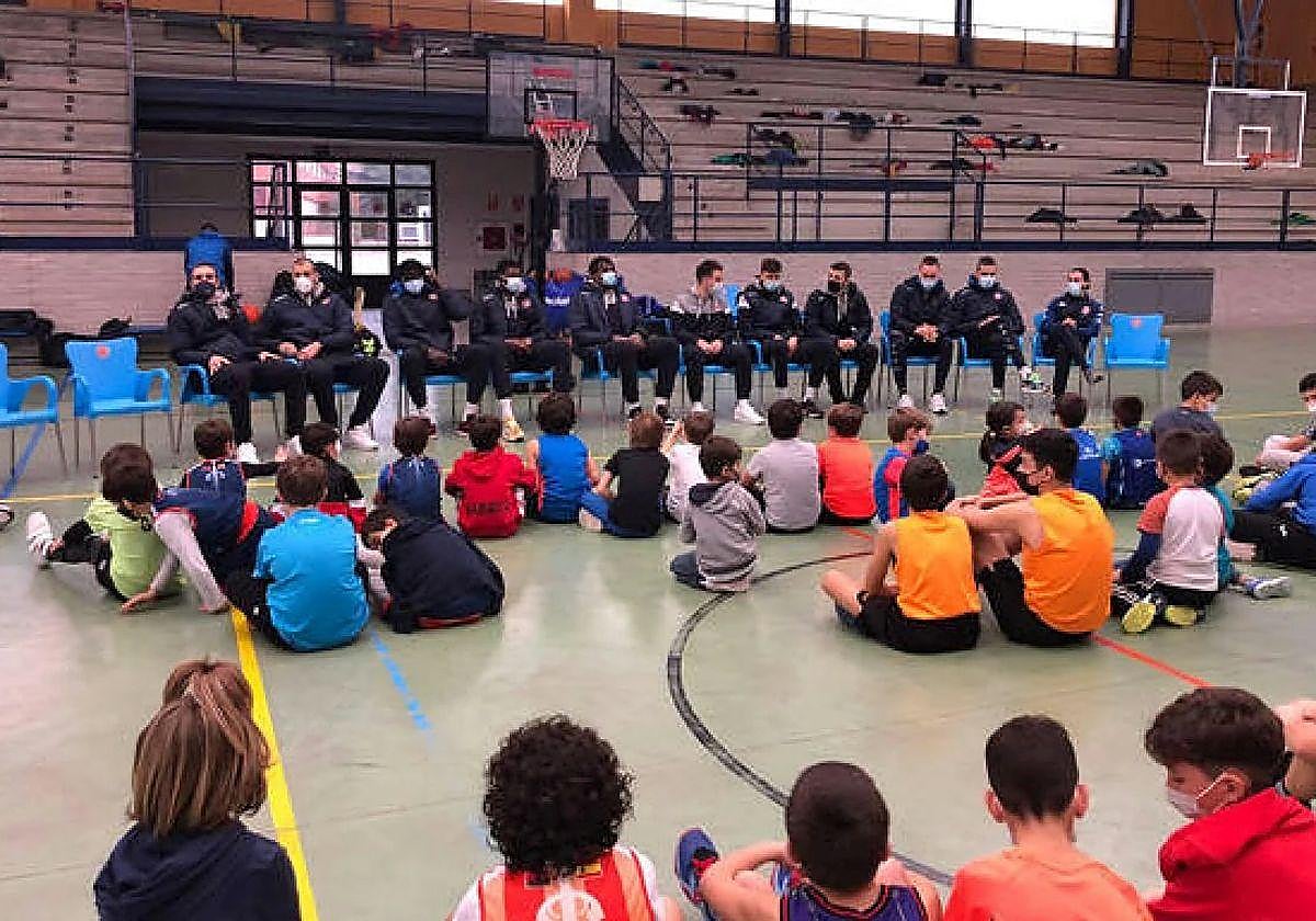 Jugadores de la primera plantilla del Tizona Burgos charlaron con los niños del campus, en una edición anterior.