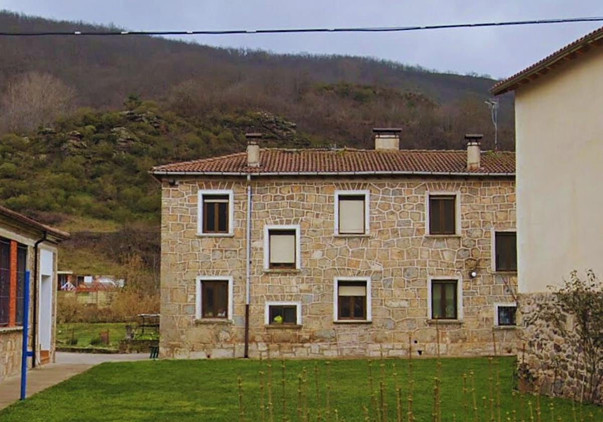 Vista de la parte trasera de la vivienda que se alquila en Santa Cruz del Valle Urbión.