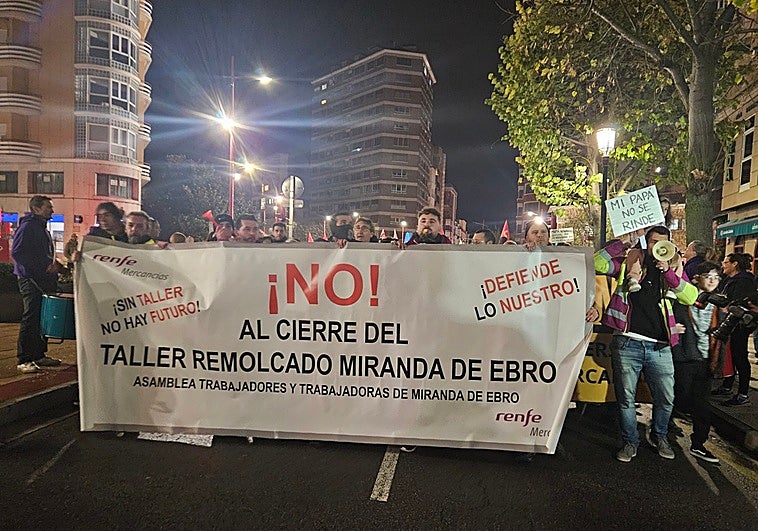 Más de un millar de personas participaron en la protesta