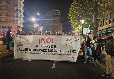 Más de un millar de personas claman en Miranda contra el cierre del Taller de Remolcado