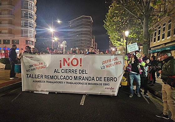 Más de un millar de personas participaron en la protesta