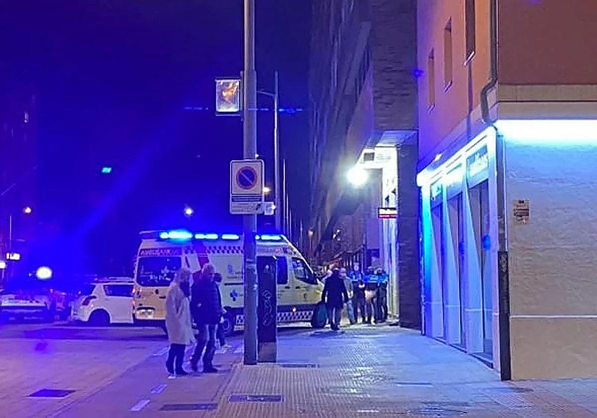 Policía Local y servicios sanitarios en el lugar del suceso en la avenida de la Paz