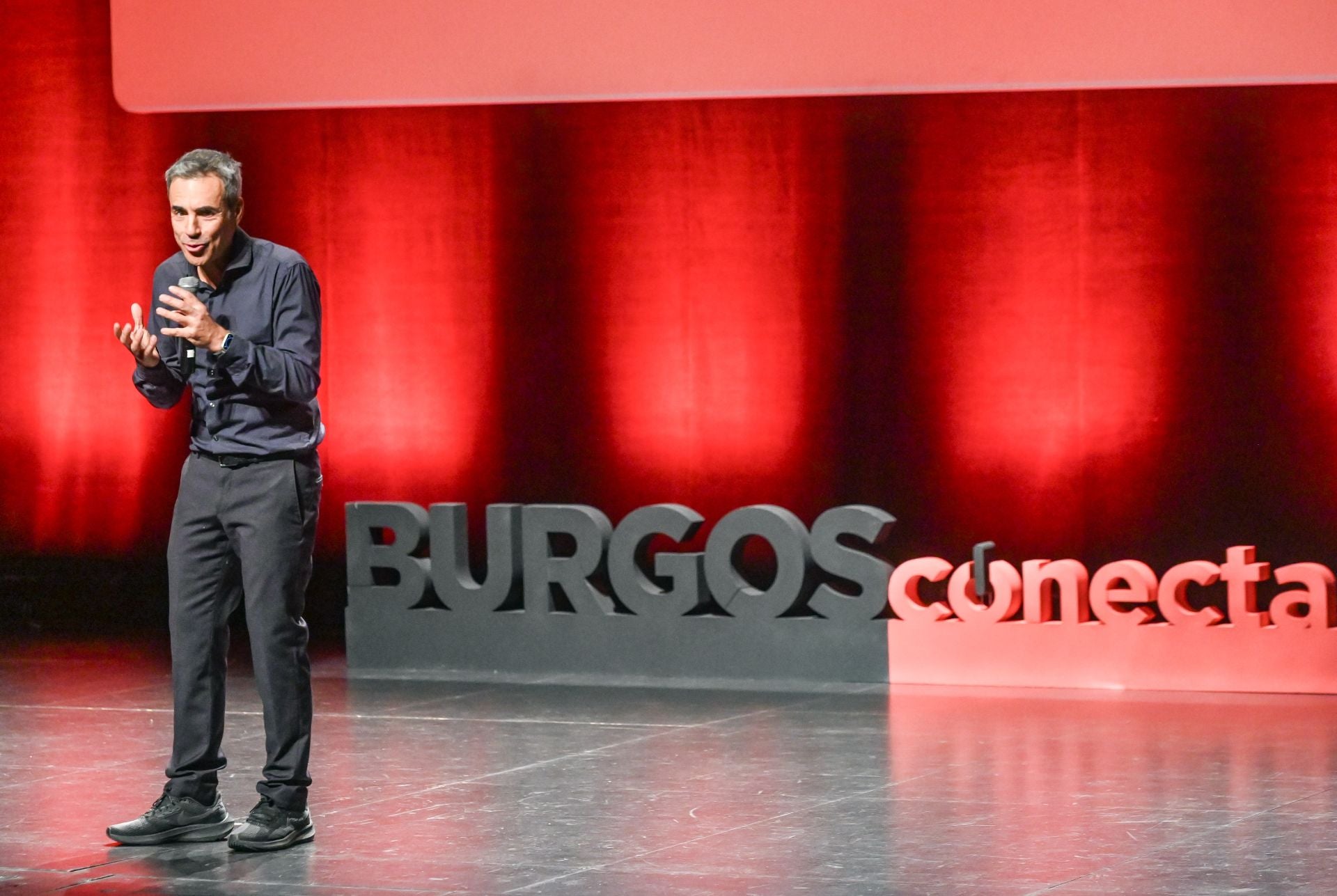 El humorista Dani de la Cámara amenizó la noche con su humor. 