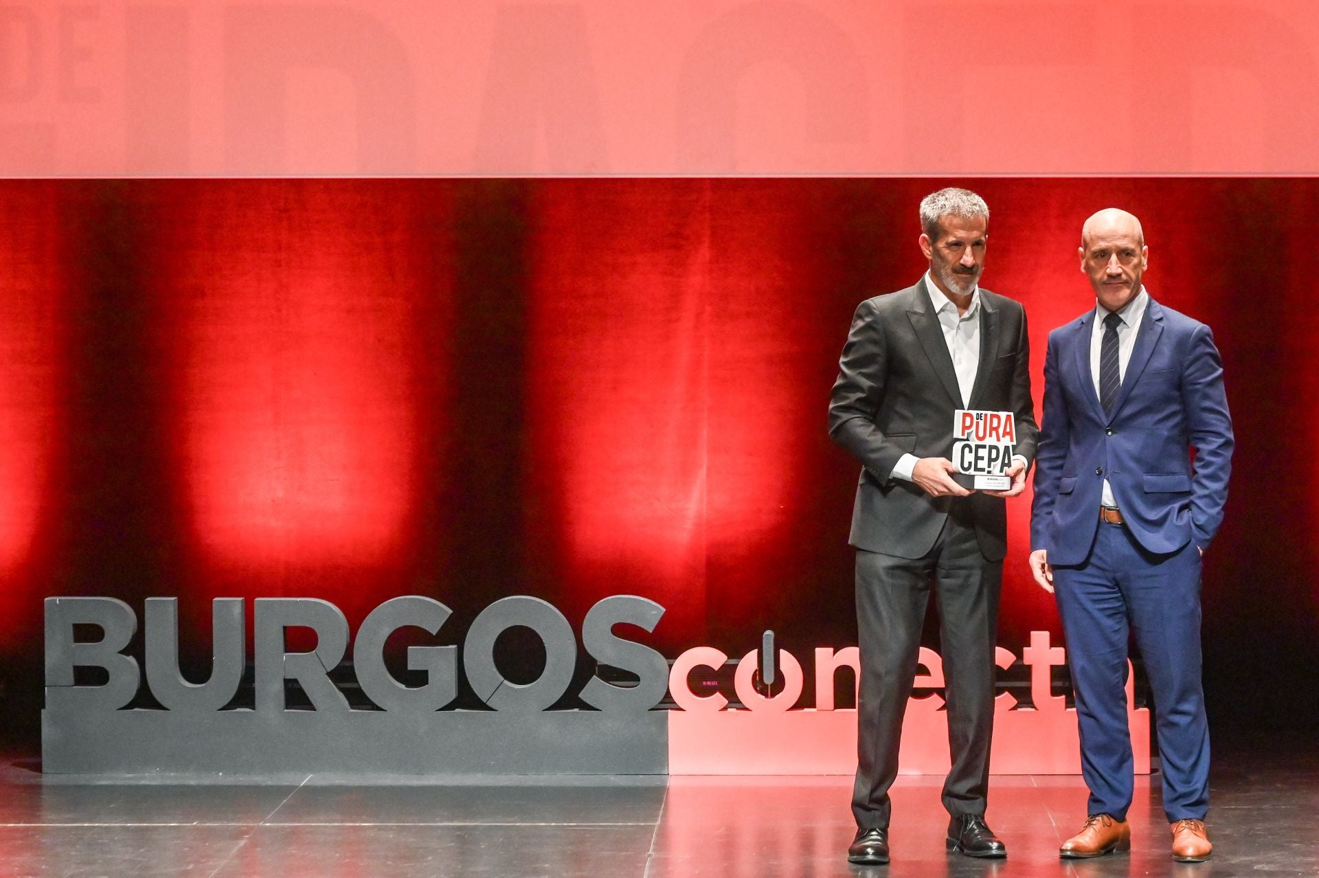 Pedro Santesteban, director de Relaciones Institucionales de Grupo Antolín, recibiendo el premio a Empresa del Año de manos de Javier González, director provincial de Ibercaja en Burgos.