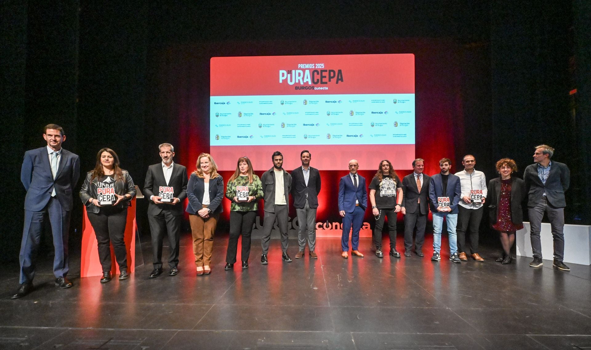 Foto de familia de todos los premiados y los patrocinadores de la gala de los premios De Pura Cepa 2025.