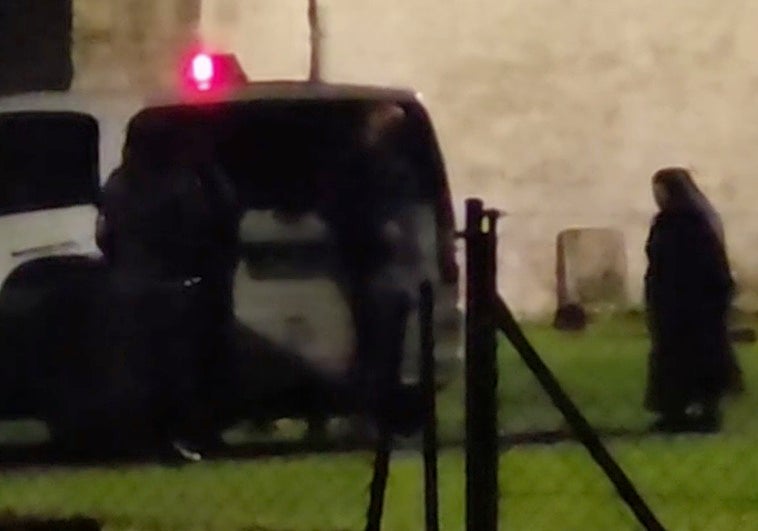 Fotograma del video en el que se ve a algunas de las monjas mayores, junto a un taxi.