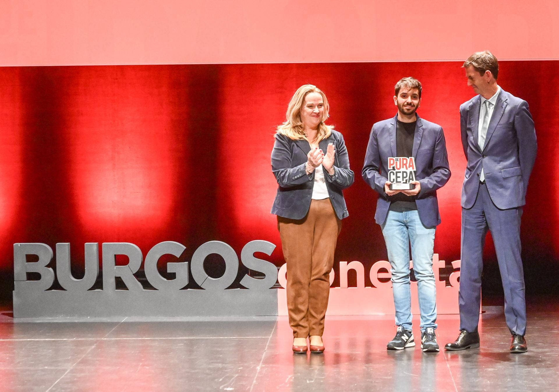 Cristina Ayala, alcaldesa de Burgos, y Goyo Ezama, director general de Burgosconecta, entregaron a Edgar Téllez el premio a 'Burgalés de Pura Cepa'.