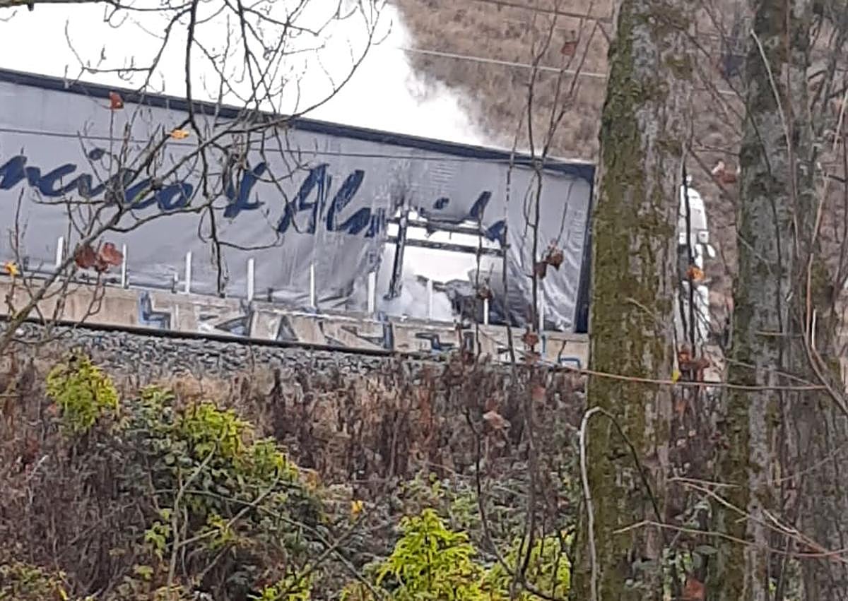 Imagen secundaria 1 - Incendio de un camión a la altura de Briviesca, en Burgos.