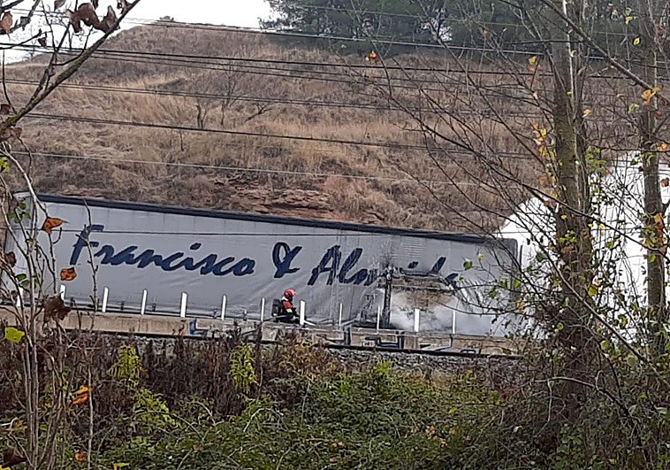 Incendio de un camión a la altura de Briviesca, en Burgos.