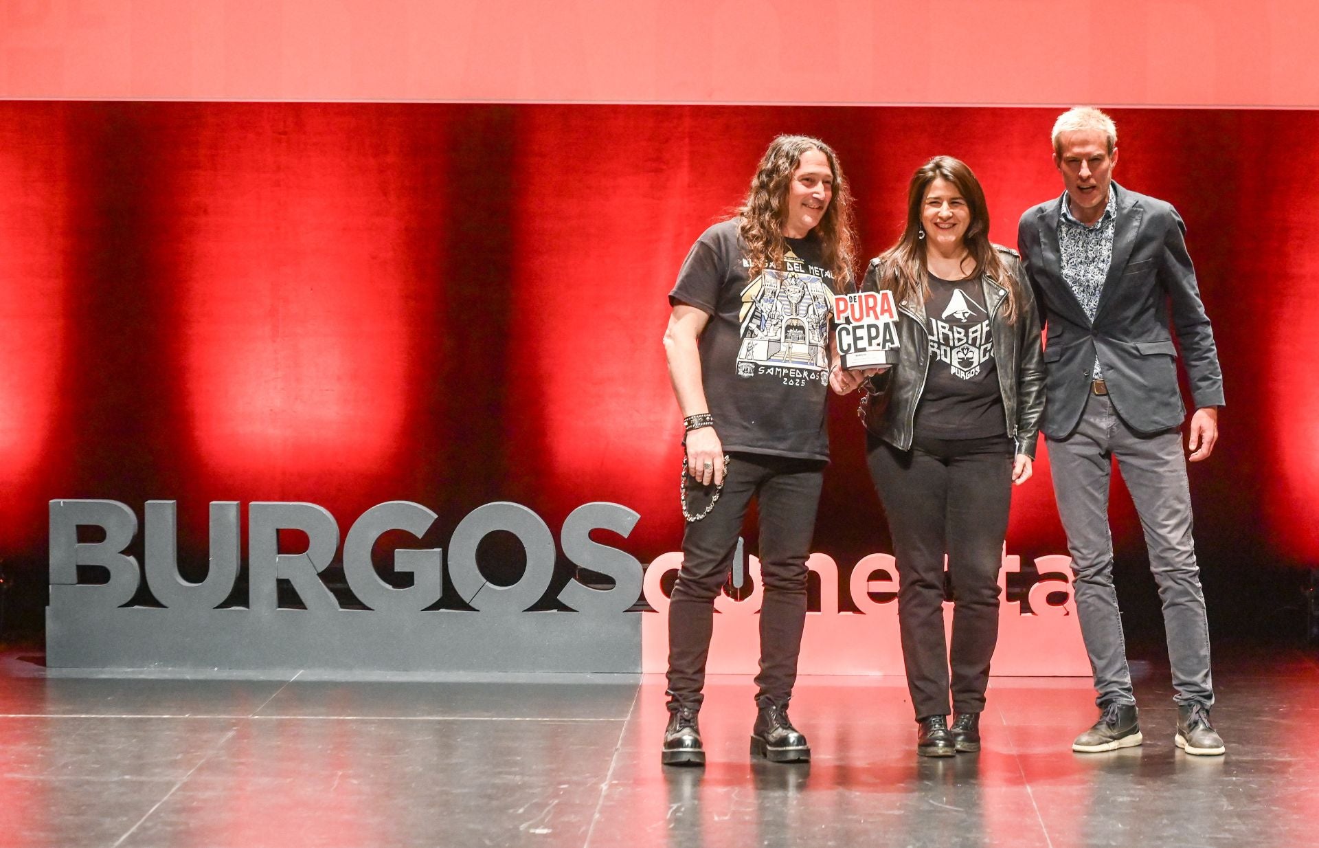 Israel Hernando y Laura Sagredo, miembros de la organización del Zurbarán Rock, recogieron el premio Sociedad y Cultura de manos de Roberto García, de residencial Torres Dúo.